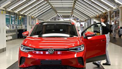 FILE PHOTO: A technician works on the final inspection of an electric Volkswagen ID. 4 car model at the production plant of the Volkswagen Group in Zwickau, Germany, April 26, 2022. REUTERS / Matthias Rietschel / File Photo