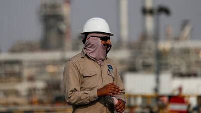 FILE PHOTO: An employee looks on at Saudi Aramco oil facility in Abqaiq, Saudi Arabia October 12, 2019. REUTERS / Maxim Shemetov / / File Photo
