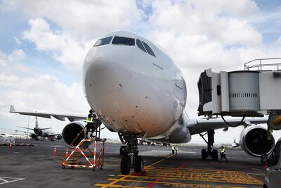 AUCKLAND, NEW ZEALAND - FEBRUARY 28: An airliner arrives from Sydney on the first flight from Australia on February 28, 2022 in Auckland, New Zealand. International borders reopened to vaccinated New Zealanders and other eligible travellers coming from Australia as of 11:59pm on Sunday 27 February. Eligible arrivals from Australia will need to self-isolate for 7 days. (Photo by Fiona Goodall / Getty Images)